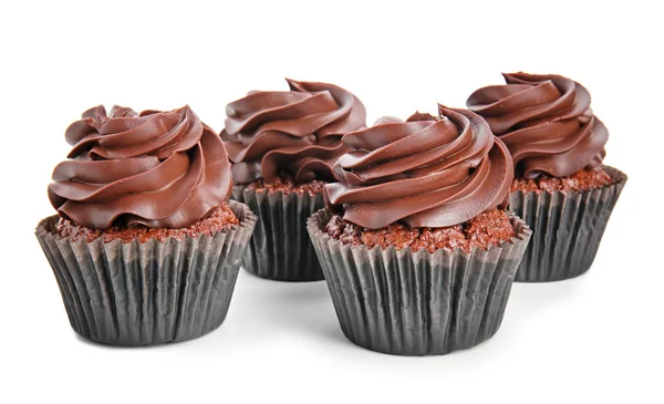 Délicieux cupcakes au chocolat sur fond blanc — Photo