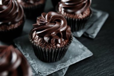 Karanlık masada lezzetli çikolata cupcakes