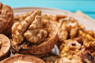 Lezzetli ceviz, closeup ile plaka