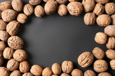 Koyu arka plan üzerinde soyulmamış ceviz