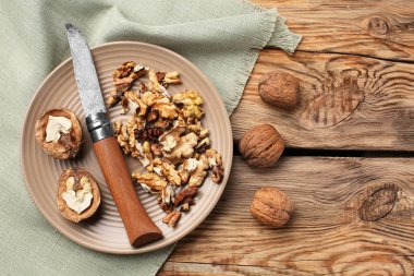 Lezzetli ceviz ve ahşap masa bıçakta plaka