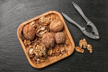 Plaka lezzetli ceviz ve Fındıkkıran karanlık tablo