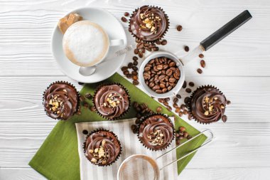 Kahve beyaz tablo ile lezzetli çikolata cupcakes