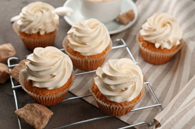 Gri masada lezzetli kek