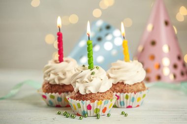 Masanın üstünde mumlar yanan ile lezzetli doğum günü kek