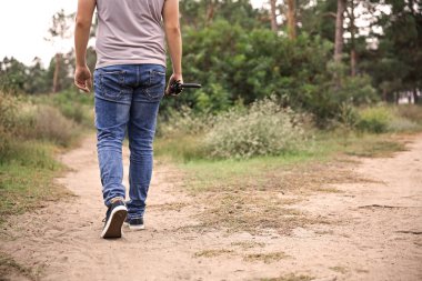 Yol boyunca gidiş şemsiye olan genç adam. Seçim kavramı