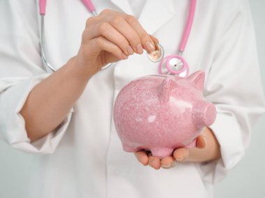 Kadın doktor kumbara, closeup para koyarak
