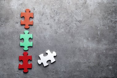 Bulmacanın gri dokulu arka plan üzerinde renkli parçaları