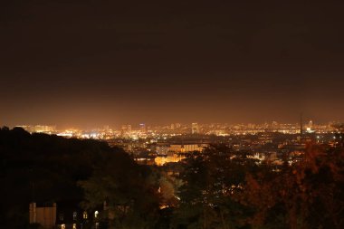 Aydınlanmış şehrin güzel manzarası