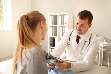 Erkek doktor Bayan hasta hastanede kan basıncı ölçme