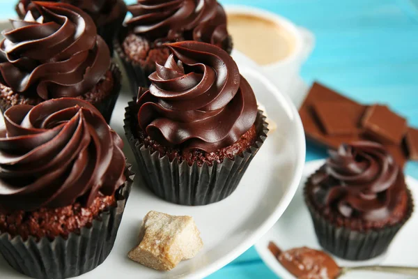 Stand avec de délicieux cupcakes au chocolat sur la table, gros plan — Photo