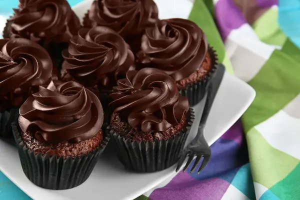 Assiette avec de délicieux cupcakes au chocolat sur la table, gros plan — Photo