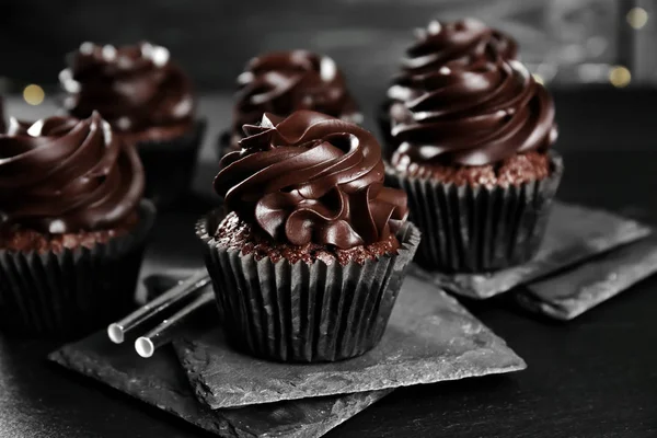 Deliciosos cupcakes de chocolate en la mesa oscura — Foto de Stock