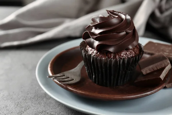 Pyszne czekoladowe ciastko na talerzu, zbliżenie — Zdjęcie stockowe