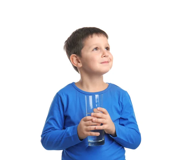 Ragazzino che tiene un bicchiere d'acqua fresca su sfondo bianco — Foto Stock