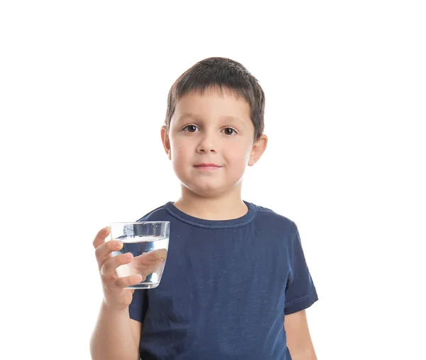 Маленький хлопчик тримає склянку прісної води на білому тлі — стокове фото