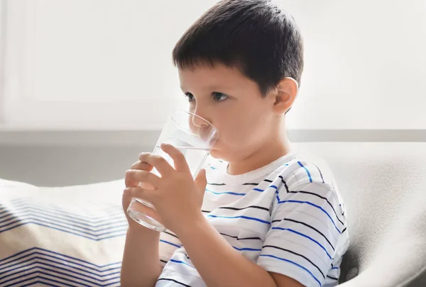 Маленький хлопчик п'є прісну воду вдома — стокове фото
