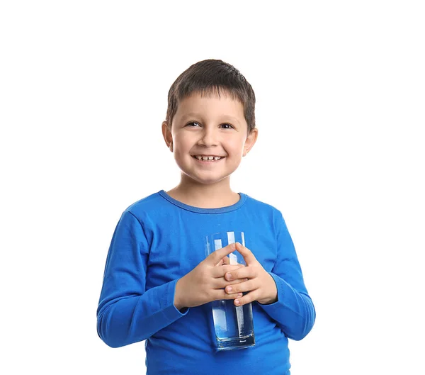 Ragazzino che tiene un bicchiere d'acqua fresca su sfondo bianco — Foto Stock