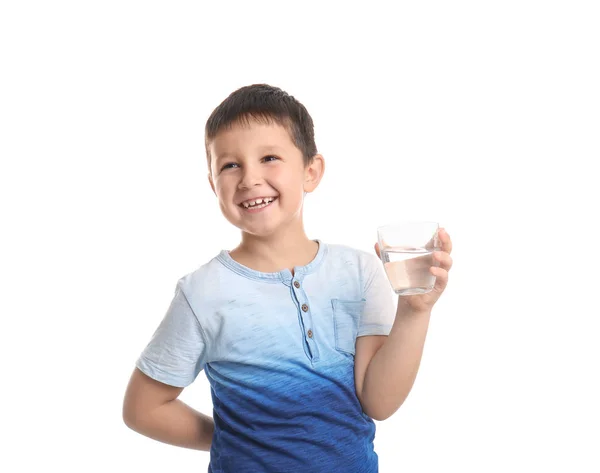 Menino segurando vidro de água doce no fundo branco — Fotografia de Stock