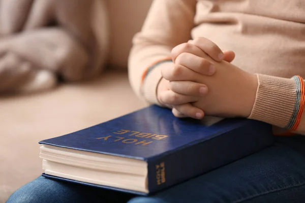 Liten pojke med Bibeln be hemma, närbild — Stockfoto