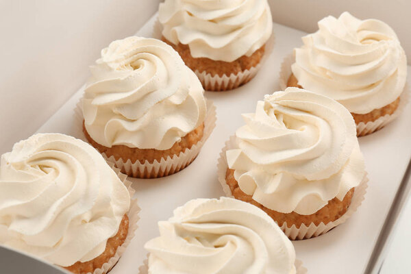 Коробка с вкусными кексами, крупным планом
