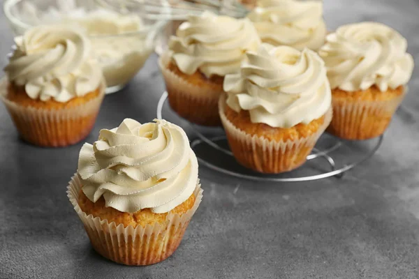 Delicious cupcakes on grey table, closeup — Stock Photo, Image