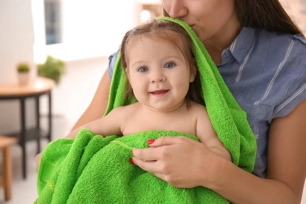 Ibu muda dengan bayi kecil yang lucu dibungkus dengan handuk lembut di rumah — Stok Foto