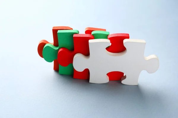 Pièces de puzzle sur fond de couleur — Photo
