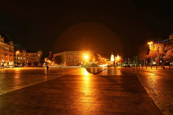 Piękny widok na oświetlone miasto w nocy — Zdjęcie stockowe
