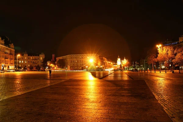 Schöner Blick auf die beleuchtete Stadt bei Nacht — Stockfoto