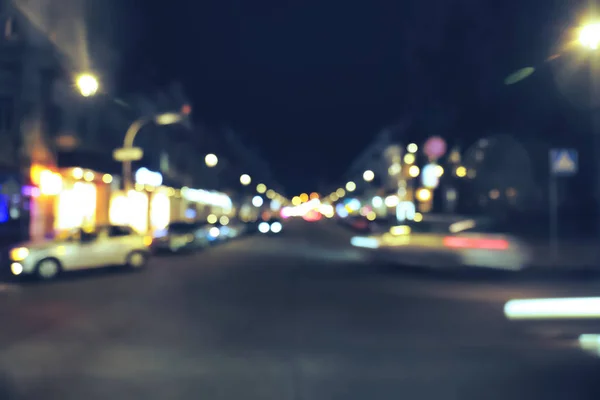 Wazig zicht op het verlichte stad bij nacht — Stockfoto