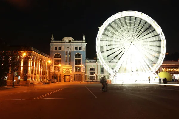 Bela vista da cidade iluminada com roda gigante à noite — Fotografia de Stock