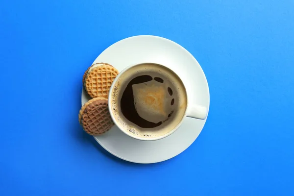 Taza con sabroso café aromático y galletas sobre fondo de color, vista superior —  Fotos de Stock