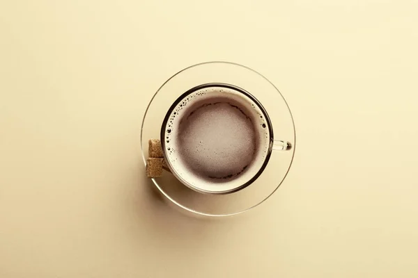 Tazza con gustoso caffè aromatico su sfondo colore, vista dall'alto — Foto Stock