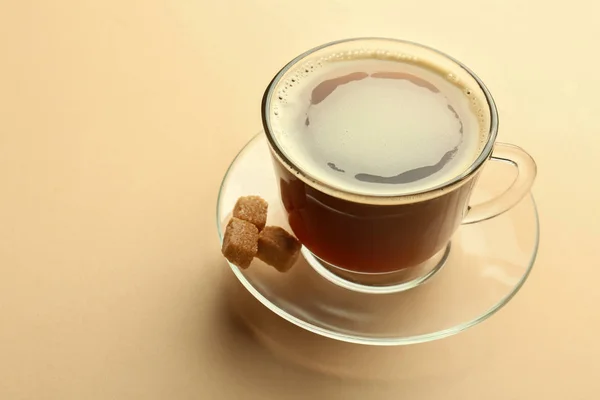 Чашка с вкусным ароматным кофе на цветном фоне — стоковое фото