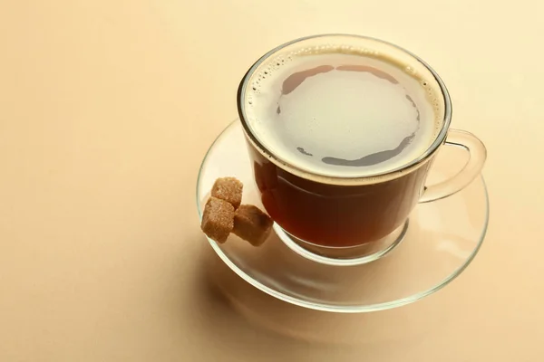 Cup with tasty aromatic coffee on color background — Stock Photo, Image