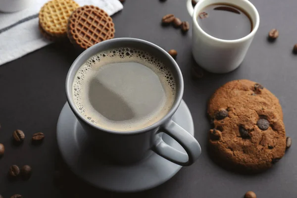 Cups with tasty aromatic coffee and cookies on table — Stock Photo, Image