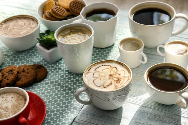 Many cups with tasty aromatic coffee on table — Stock Photo, Image