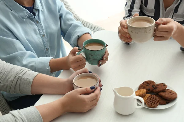 Women drinking coffee at table — Stock Photo, Image