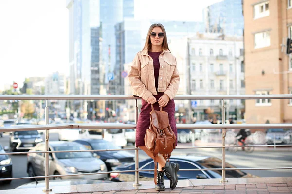 Mulher nova na moda com mochila ao ar livre — Fotografia de Stock