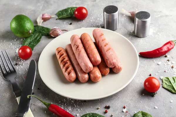 Plate with delicious grilled sausages on table — Stock Photo, Image