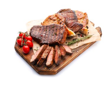 Beyaz arka plan üzerinde farklı lezzetli pişmiş et ile ahşap tahta