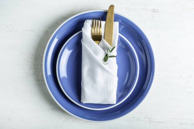 Beyaz ahşap arkaplanda basit tablo ayarı