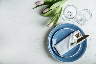 Beyaz ahşap arkaplanda basit tablo ayarı