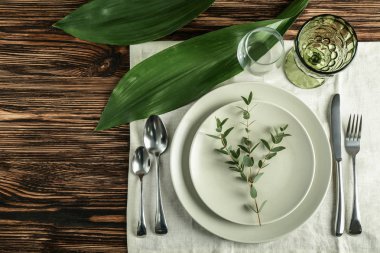 Ahşap arkaplanda basit tablo ayarı