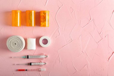 Renk arkaplanı üzerine ilk yardım çantası