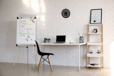 Modern bilgisayarlı, odanın içinde şık bir iş yeri.