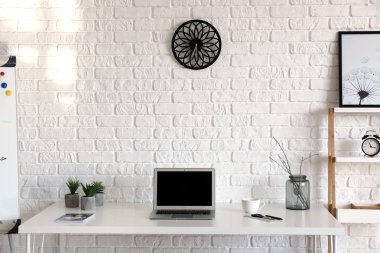 Modern bilgisayarlı, odanın içinde şık bir iş yeri.