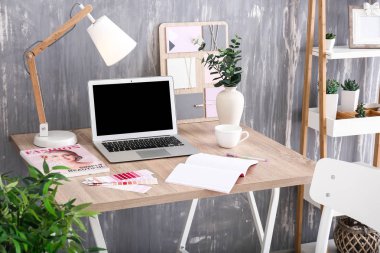 Modern bilgisayarlı, odanın içinde şık bir iş yeri.