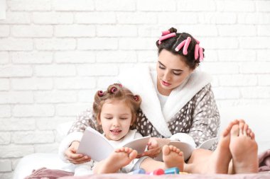 Evde anne kıvırma saçlı sevimli kızı